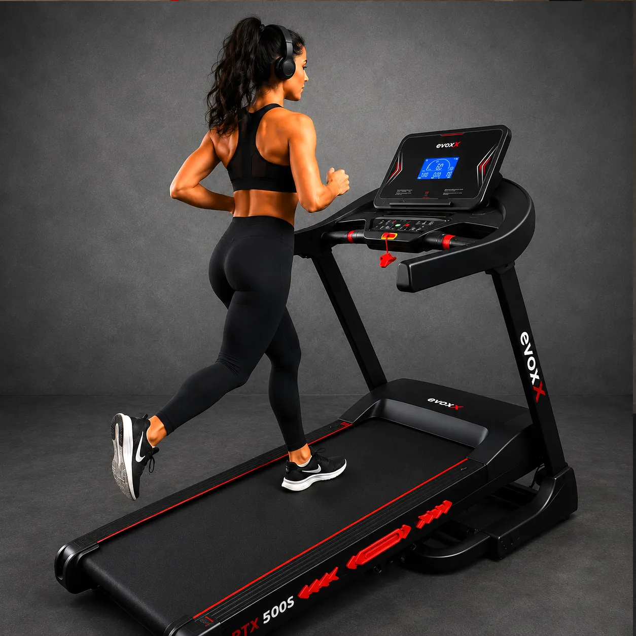 Atleta treinando em uma esteira Evox